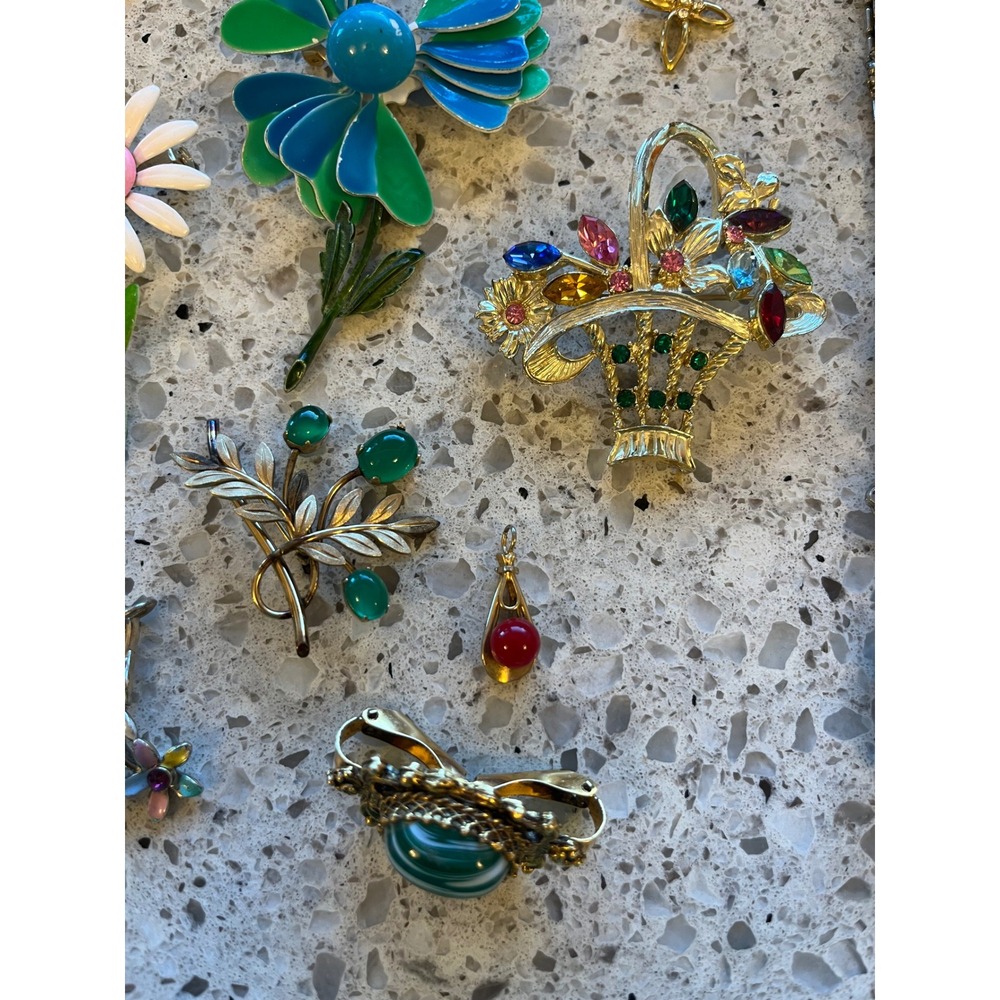 Vintage Costume Jewelry Lot Enamel Flower Brooches Rhinestone Pendants Bracelet - Picture 7 of 12